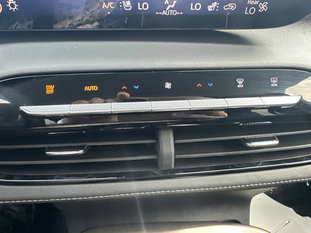 Used 2025 Buick Enclave Avenir AWD/4WD image 18