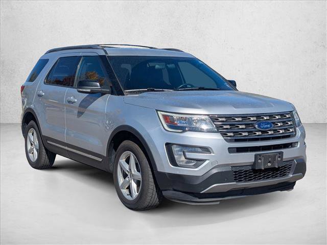 Used 2017 Ford Explorer XLT image 3