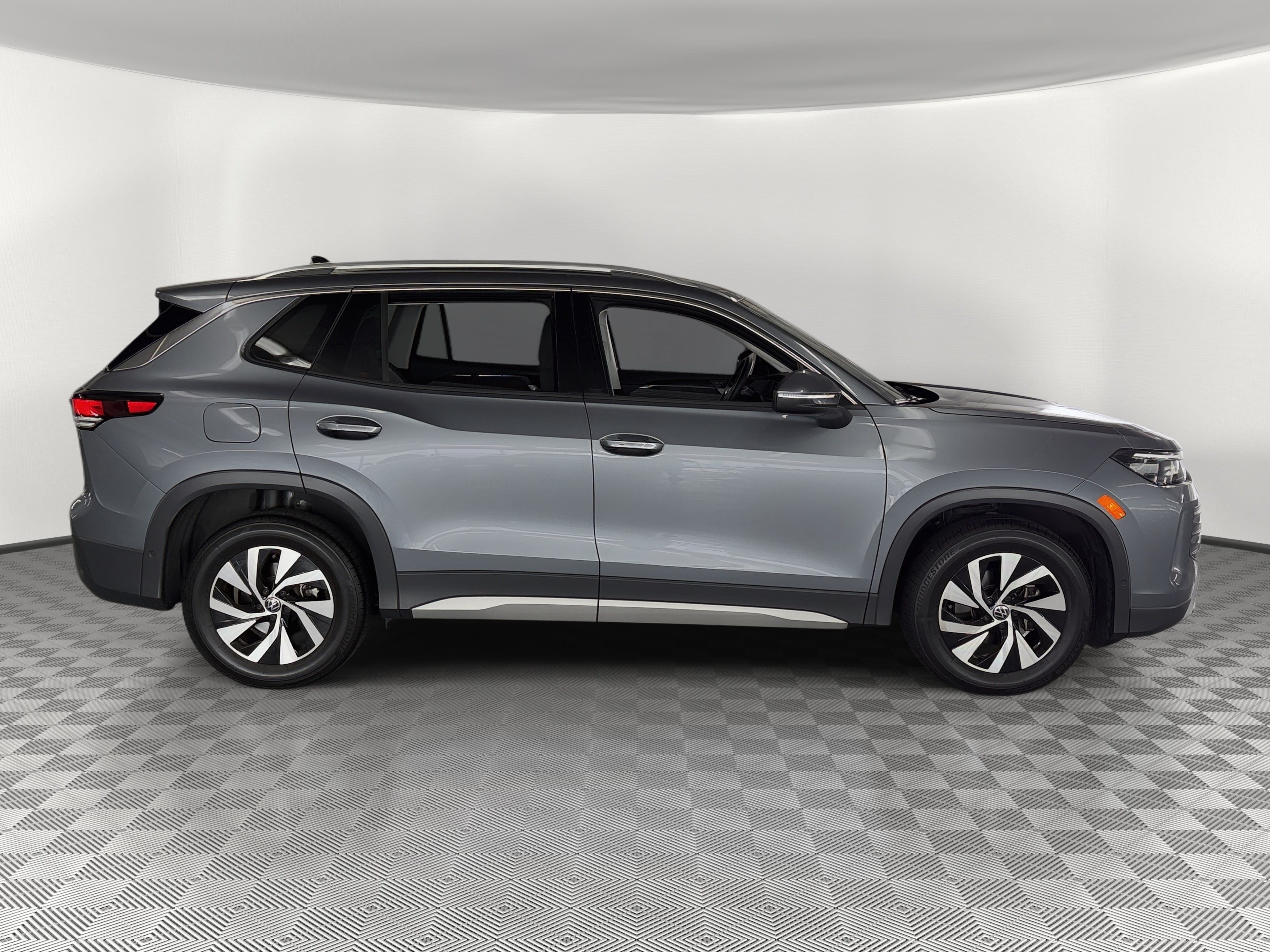Used 2025 Volkswagen Tiguan S FWD image 8