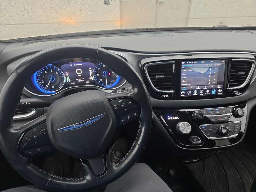 Used 2019 Chrysler Pacifica Touring-L Plus w/ Advanced Safetytec Group FWD image 7