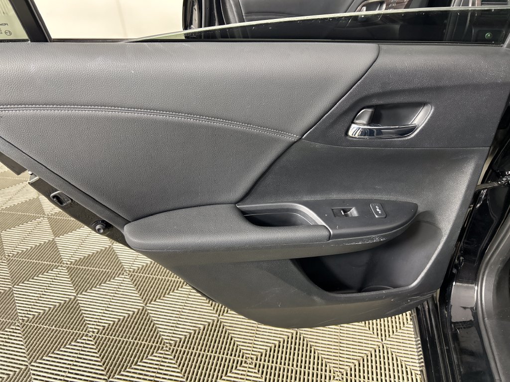 Used 2017 Honda Accord Touring image 15