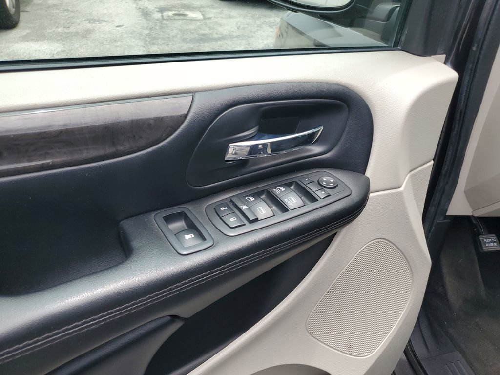 Used 2019 Dodge Grand Caravan SE FWD image 16
