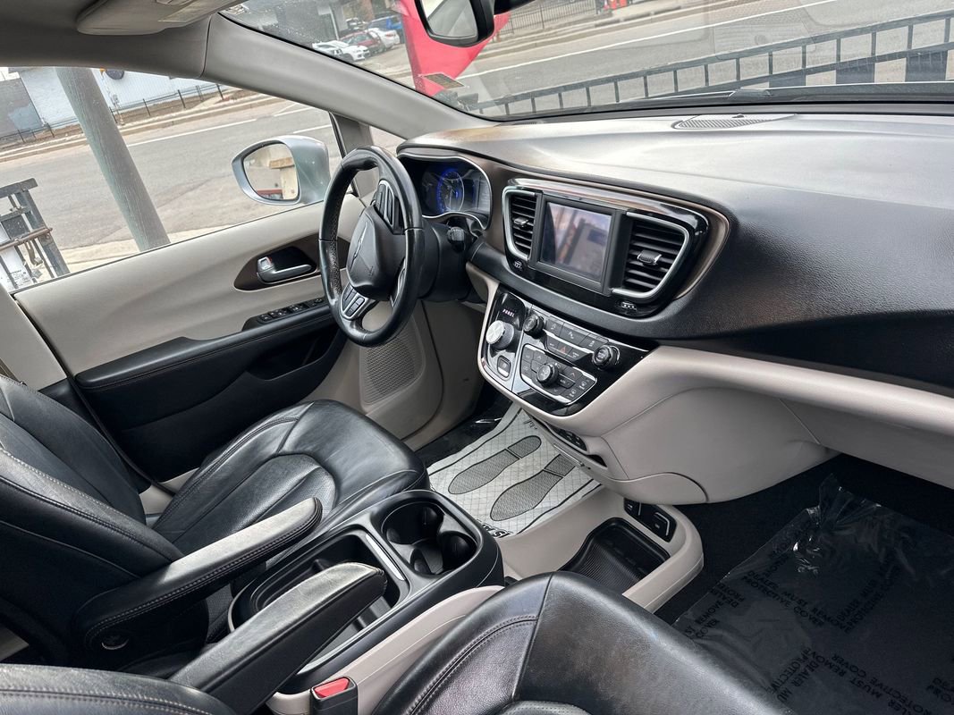 Used 2018 Chrysler Pacifica Touring-L FWD image 19