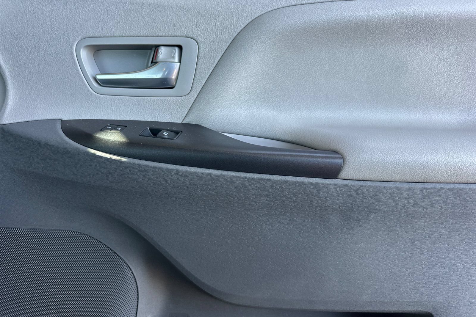 Certified 2018 Toyota Sienna LE w/ Carpet Mat Package FWD image 21