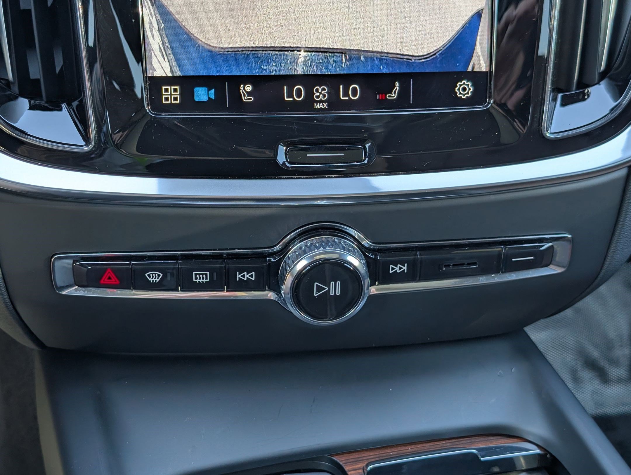 Used 2025 Volvo V60 B5 Cross Country Plus image 23