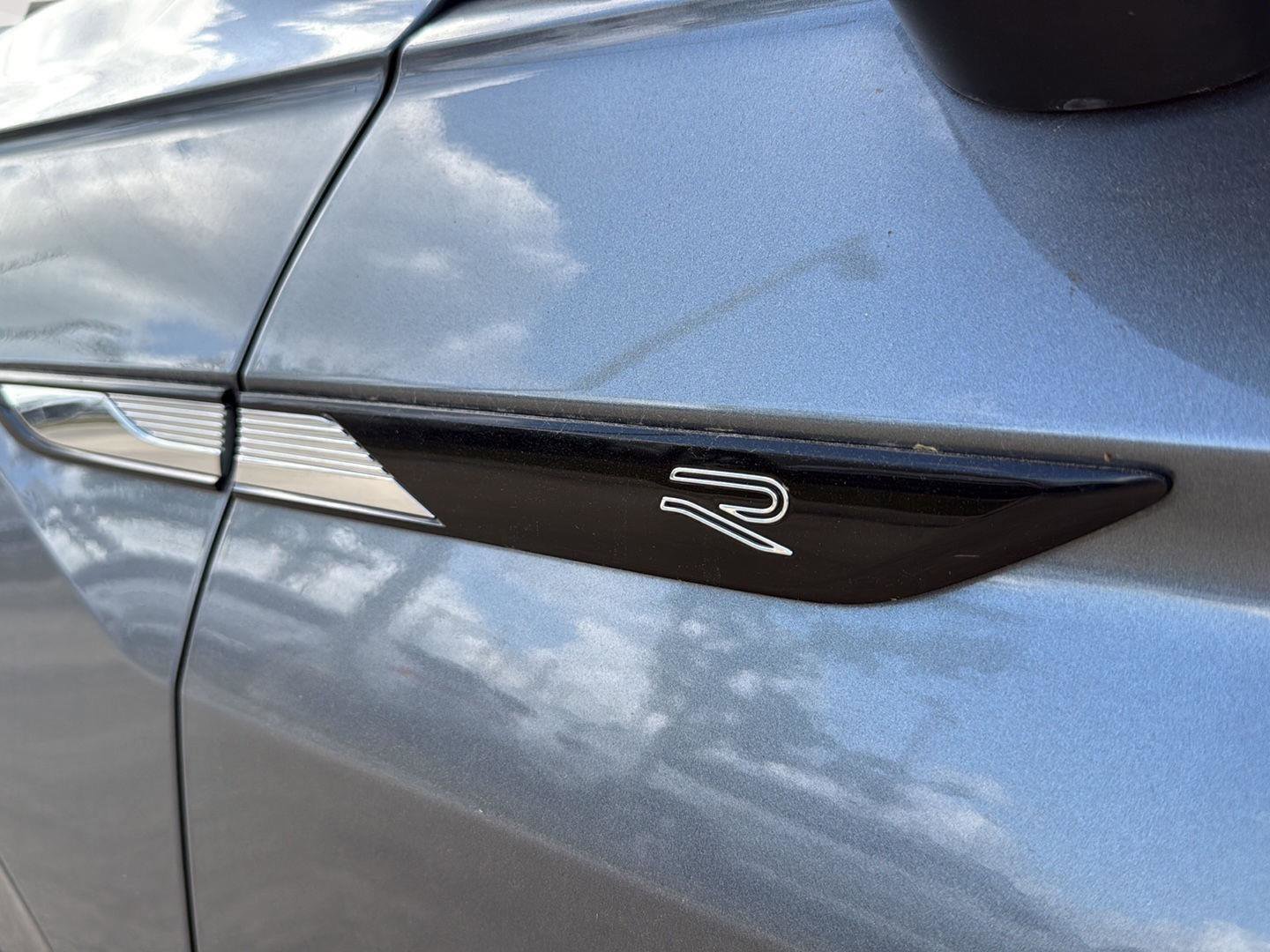 Used 2022 Volkswagen Tiguan SE R-Line image 10