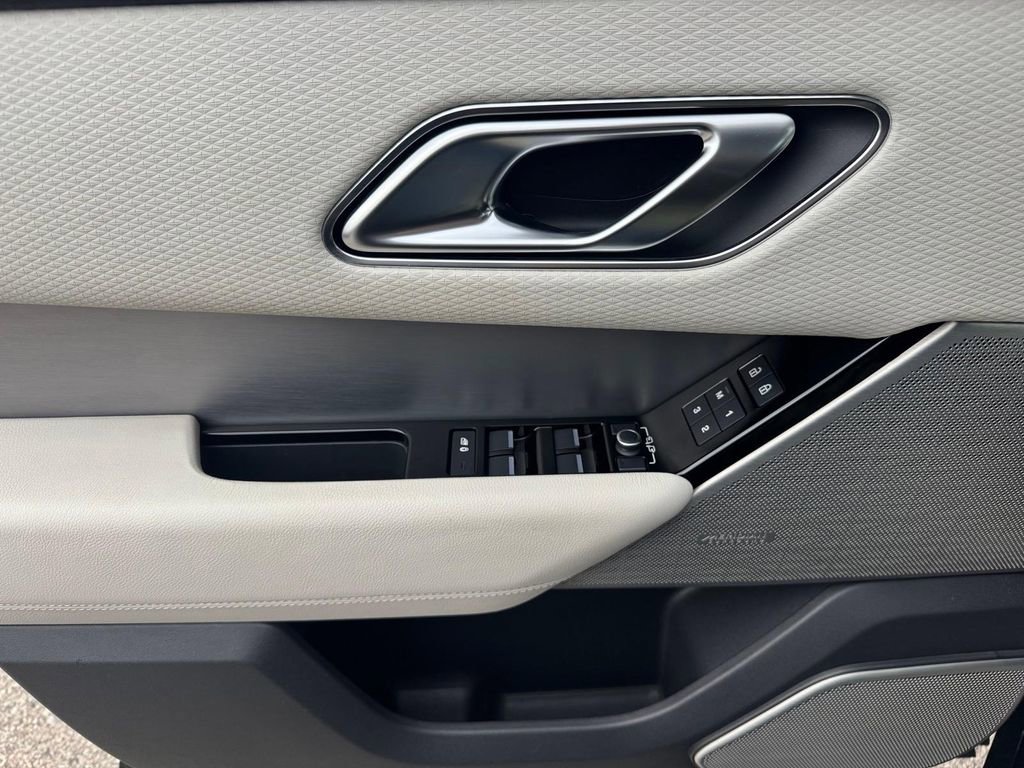 Used 2021 Land Rover Range Rover Velar R-Dynamic S image 17