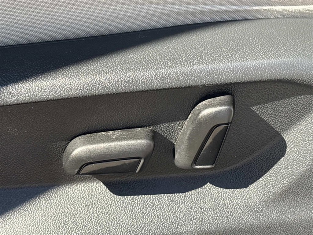 Used 2021 Volkswagen Tiguan SE R-Line image 11