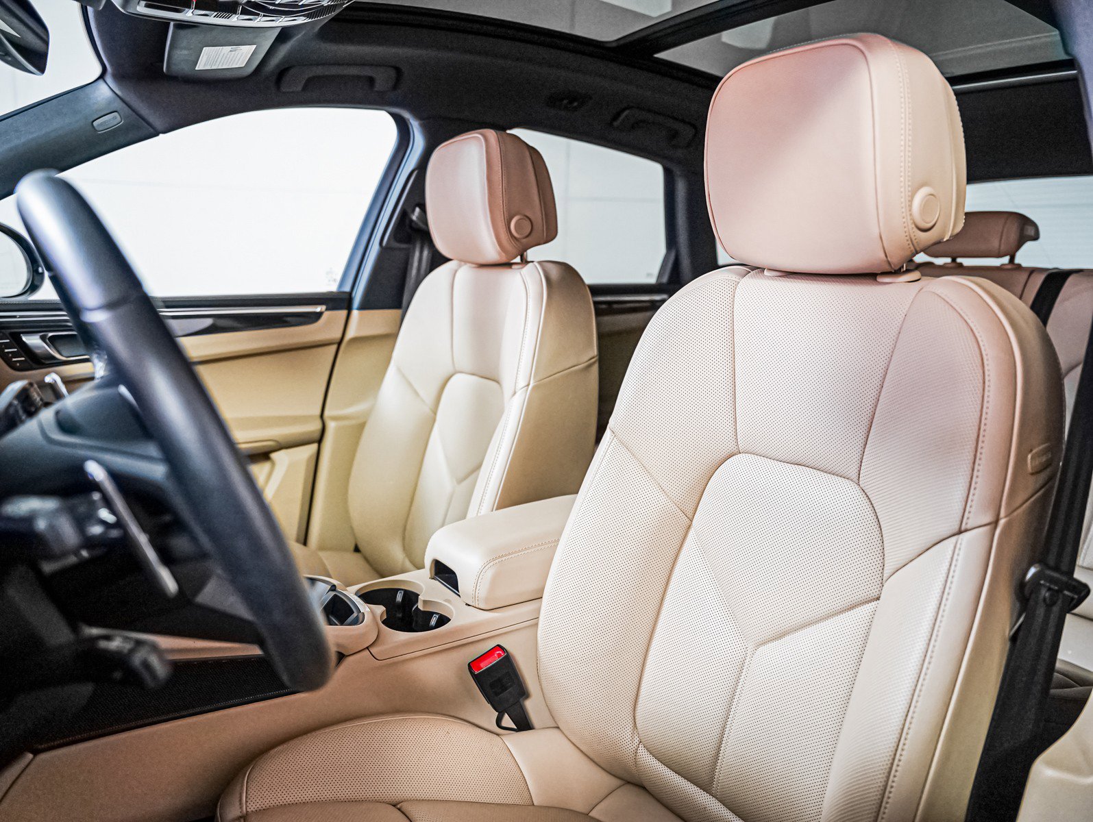 Certified 2024 Porsche Macan image 5