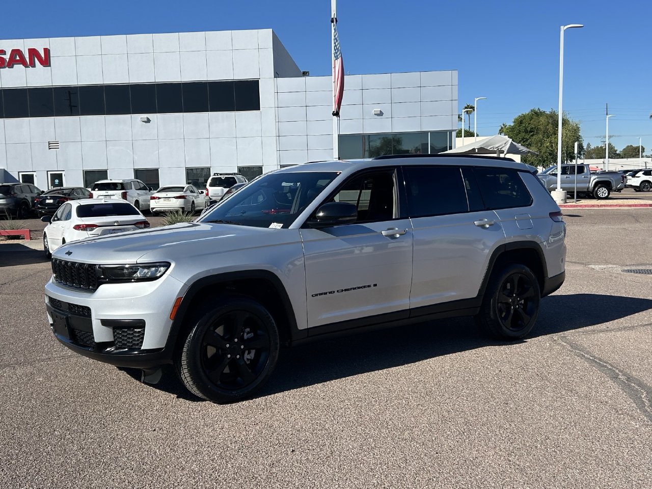 Used 2022 Jeep Grand Cherokee L Laredo RWD image 2