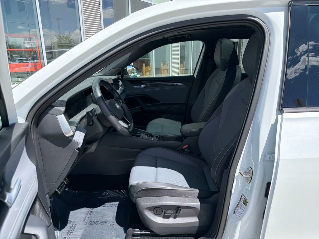 Certified 2025 Volkswagen Tiguan SE R-Line AWD/4WD image 10