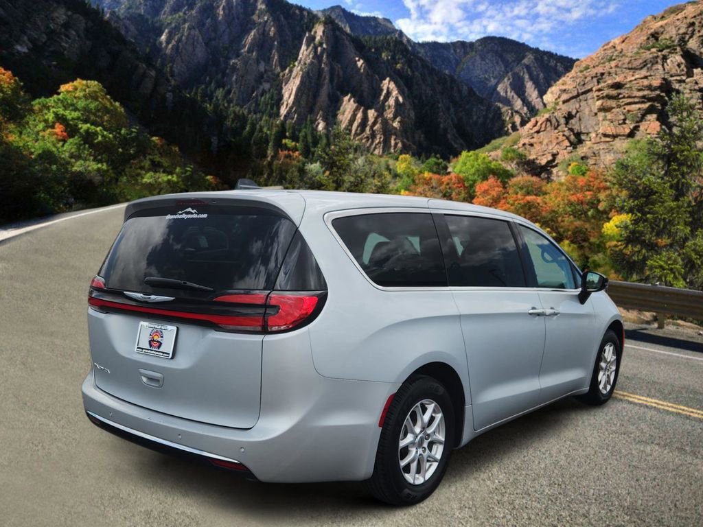 Used 2024 Chrysler Pacifica Touring-L FWD image 3