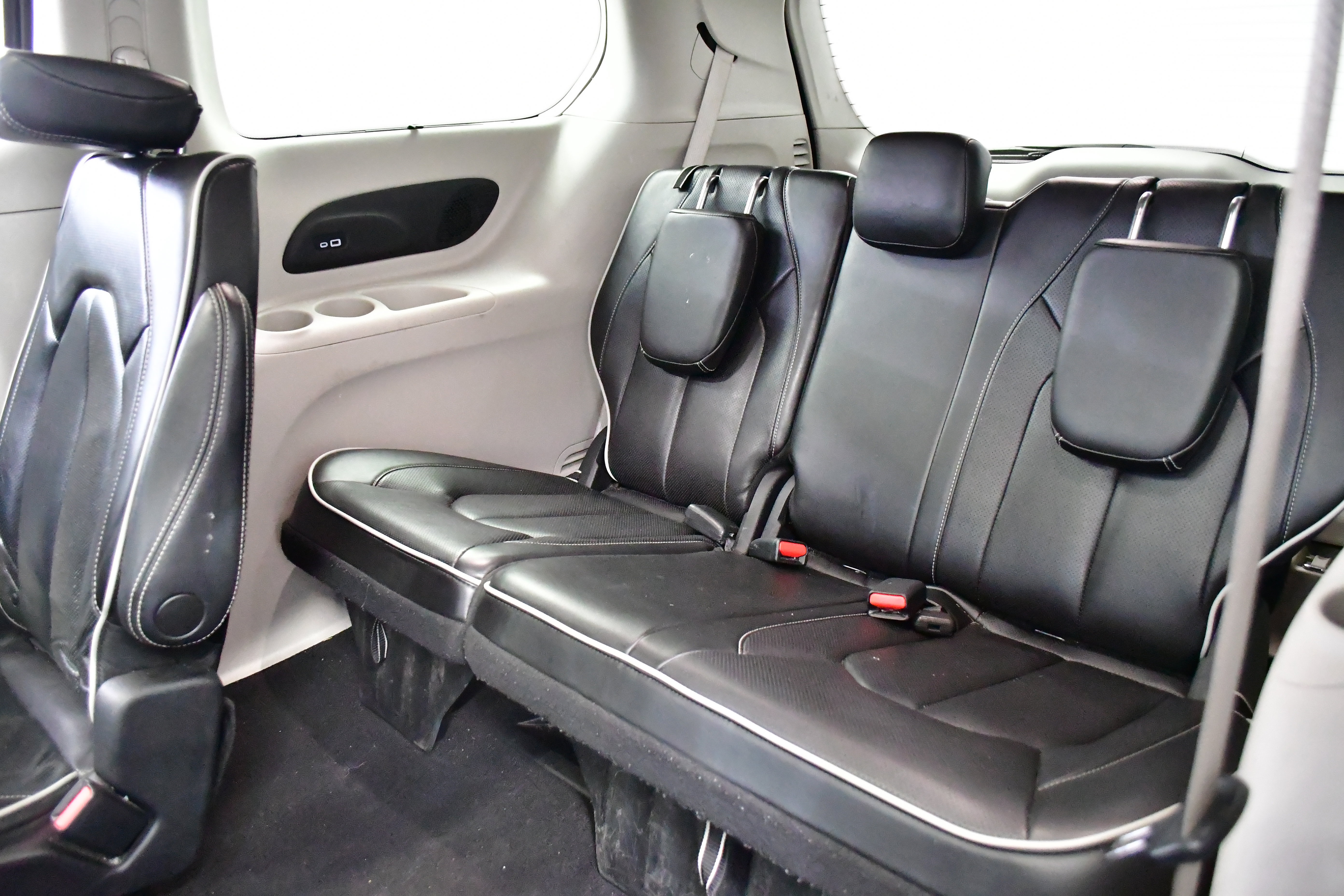 Used 2023 Chrysler Pacifica Limited FWD image 12