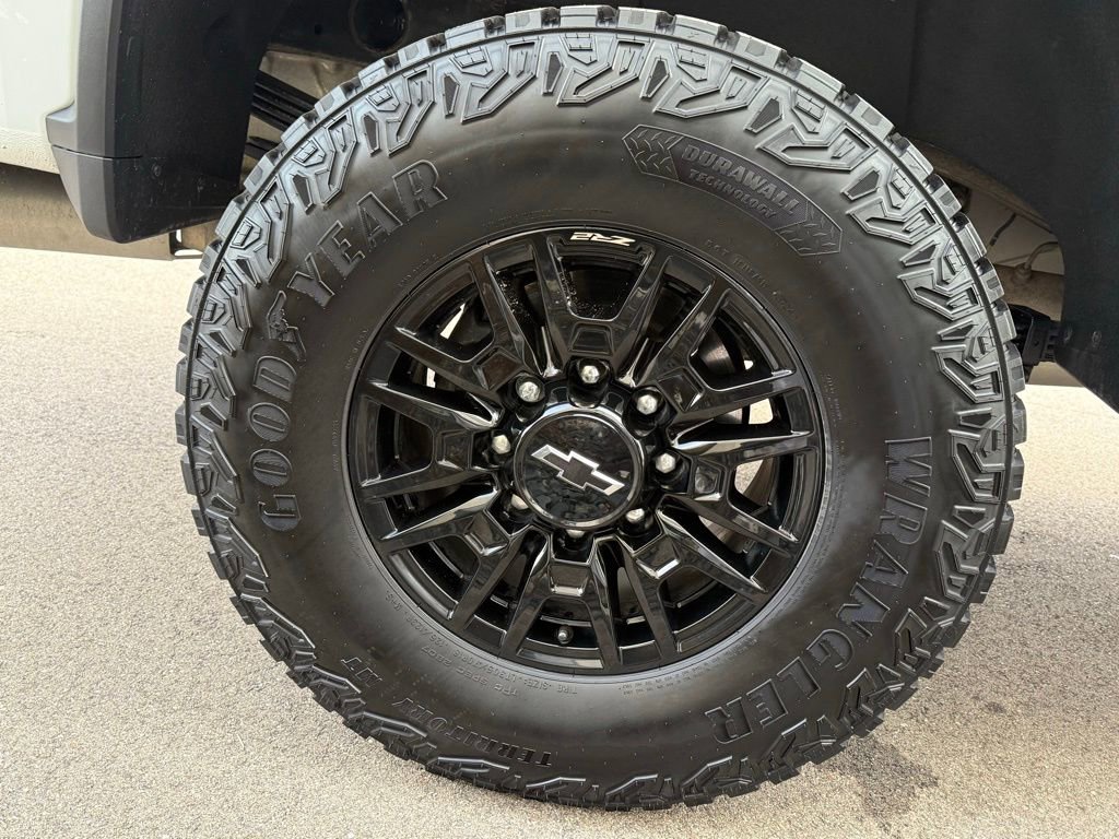 Used 2025 Chevrolet Silverado 2500 ZR2 w/ Technology Package image 17