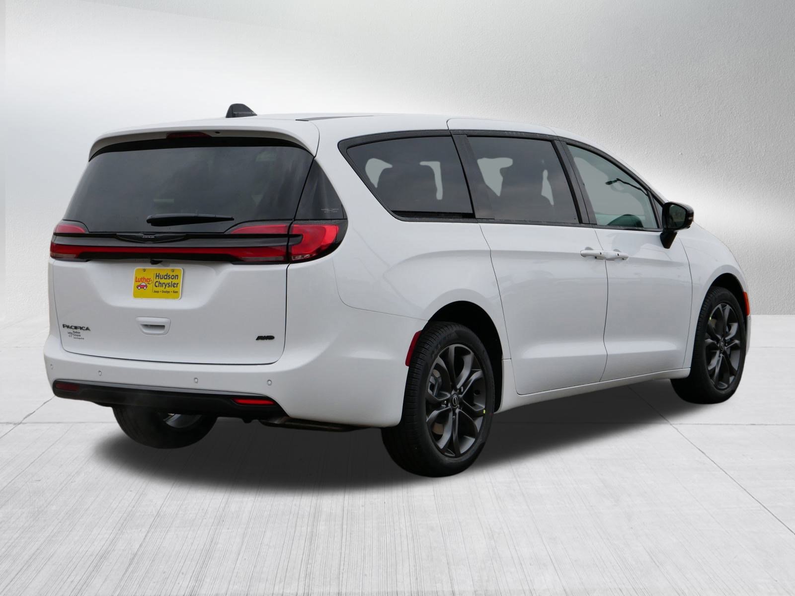 New 2026 Chrysler Pacifica Select image 2