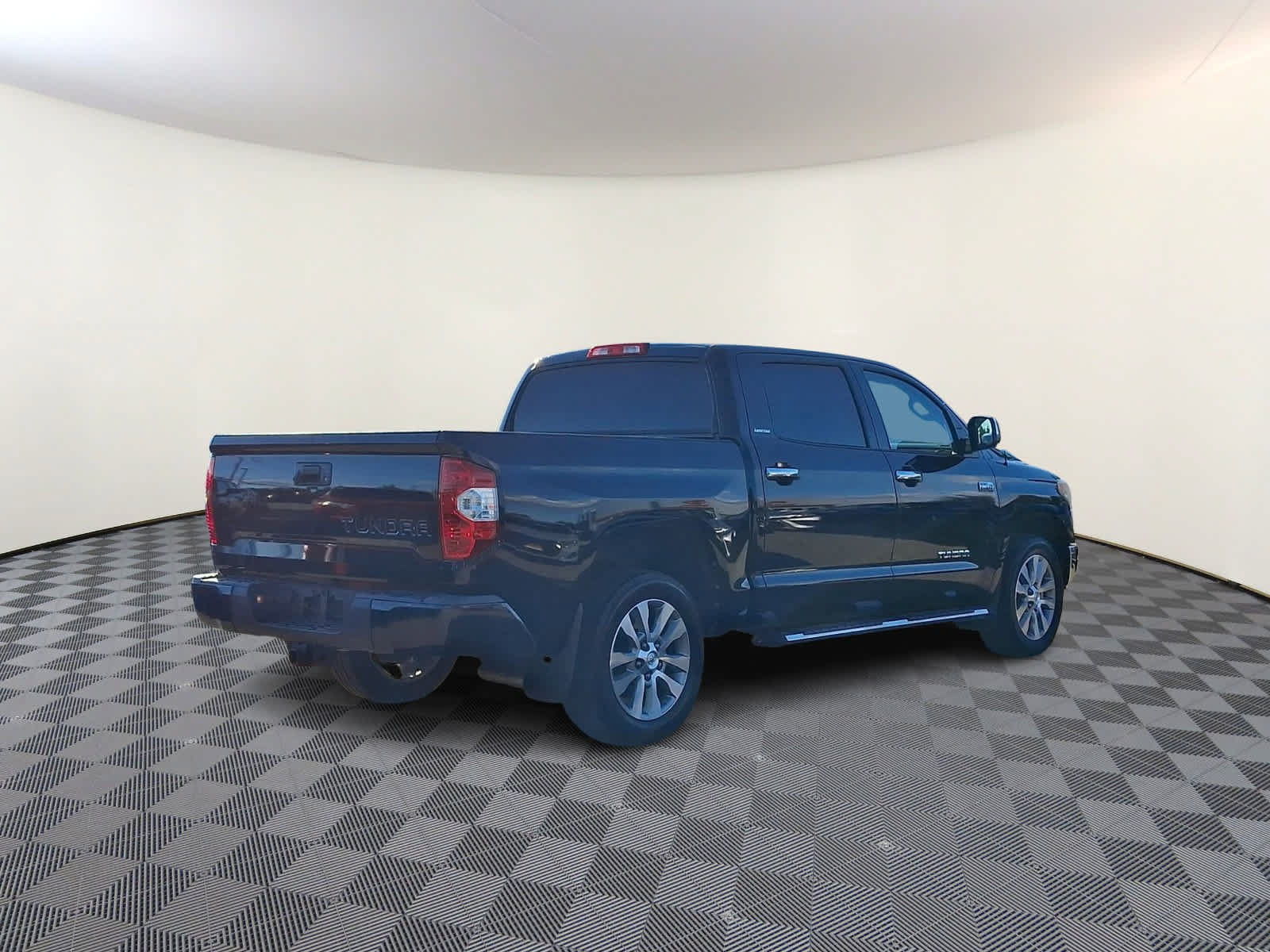 Used 2015 Toyota Tundra Limited w/ Limited Premium Package RWD image 5