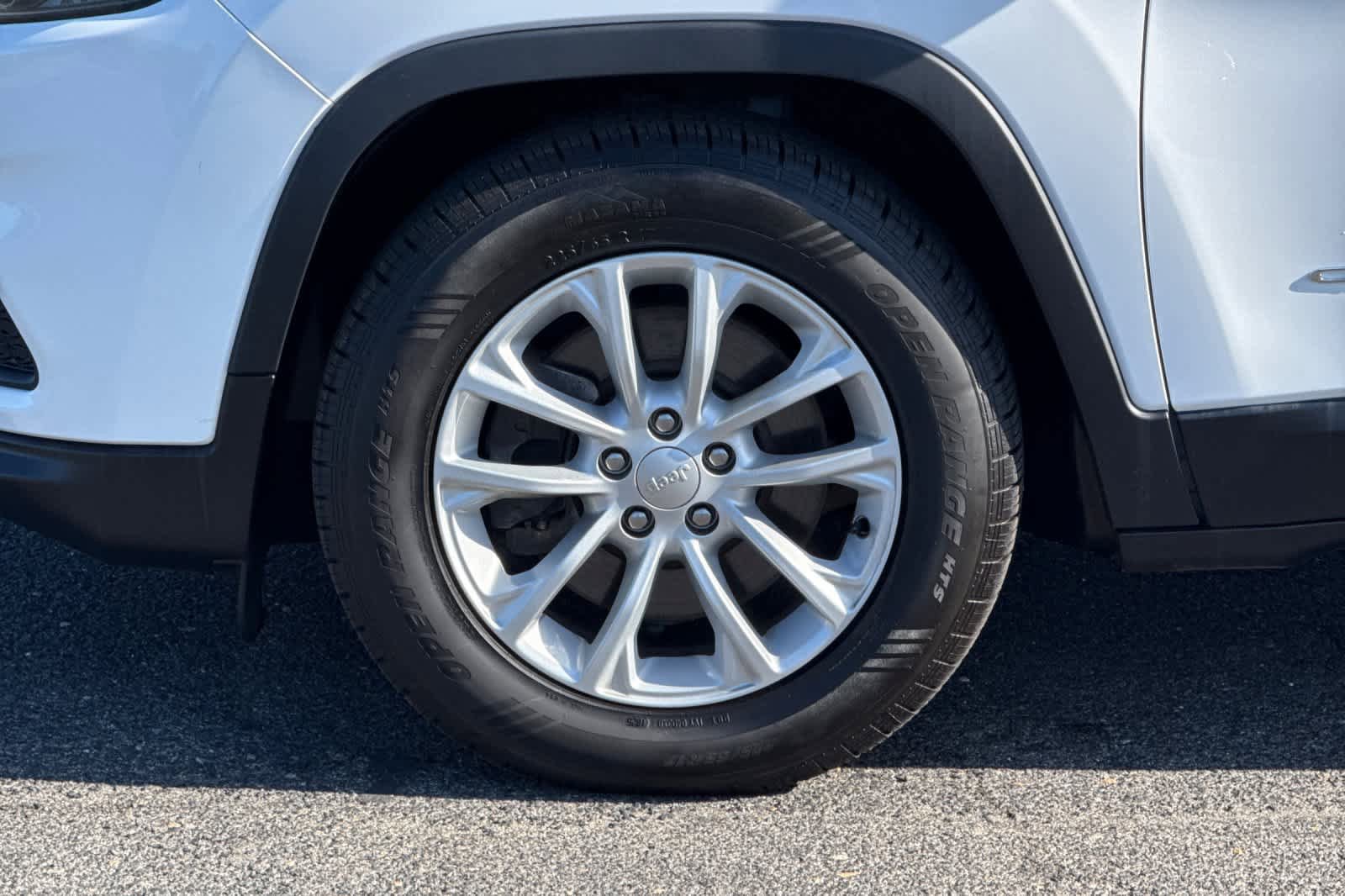 Used 2021 Jeep Cherokee Latitude FWD image 29