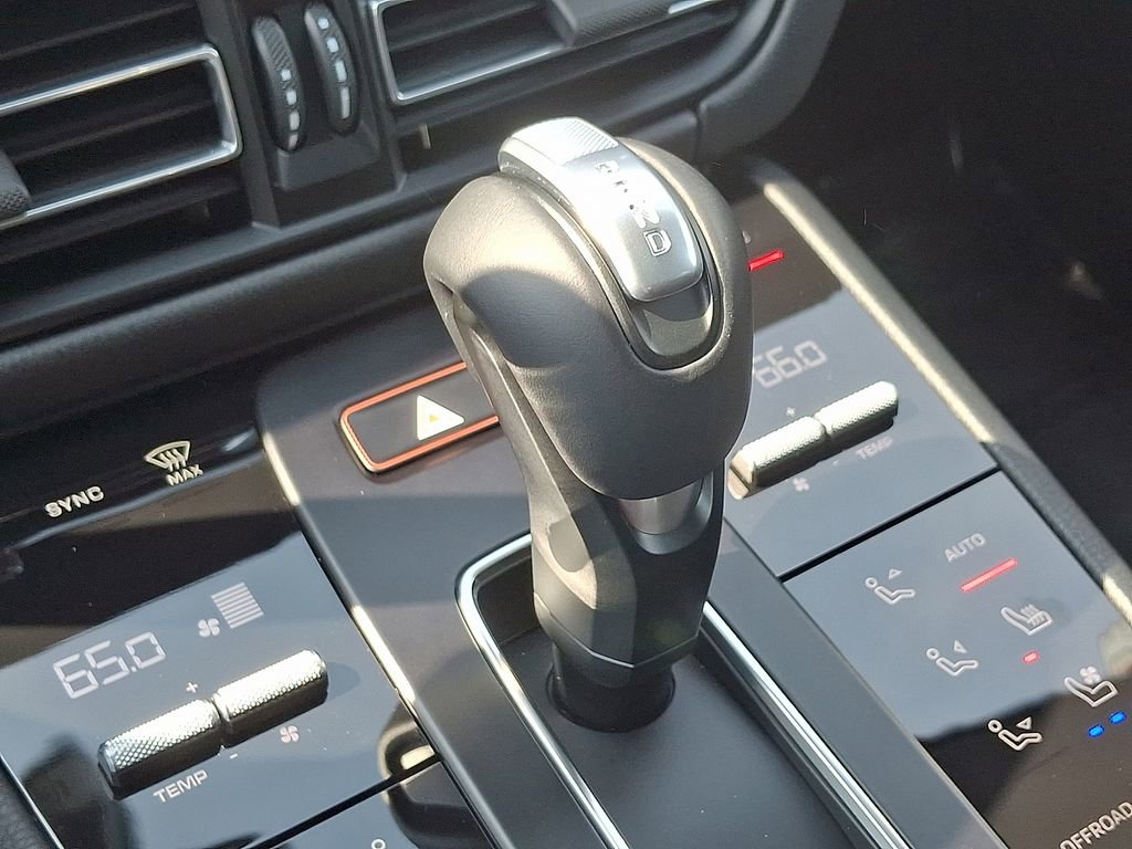 Certified 2025 Porsche Macan image 16