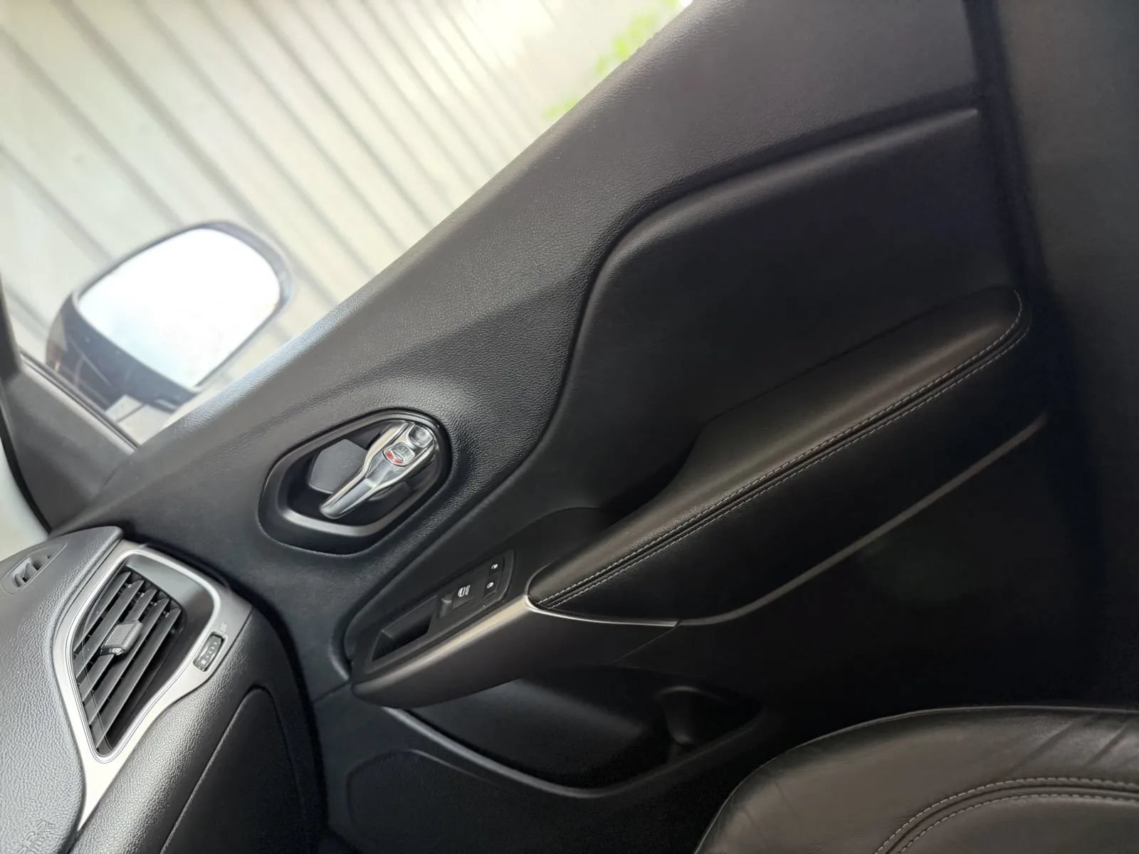 Used 2021 Jeep Cherokee Latitude Lux FWD image 38