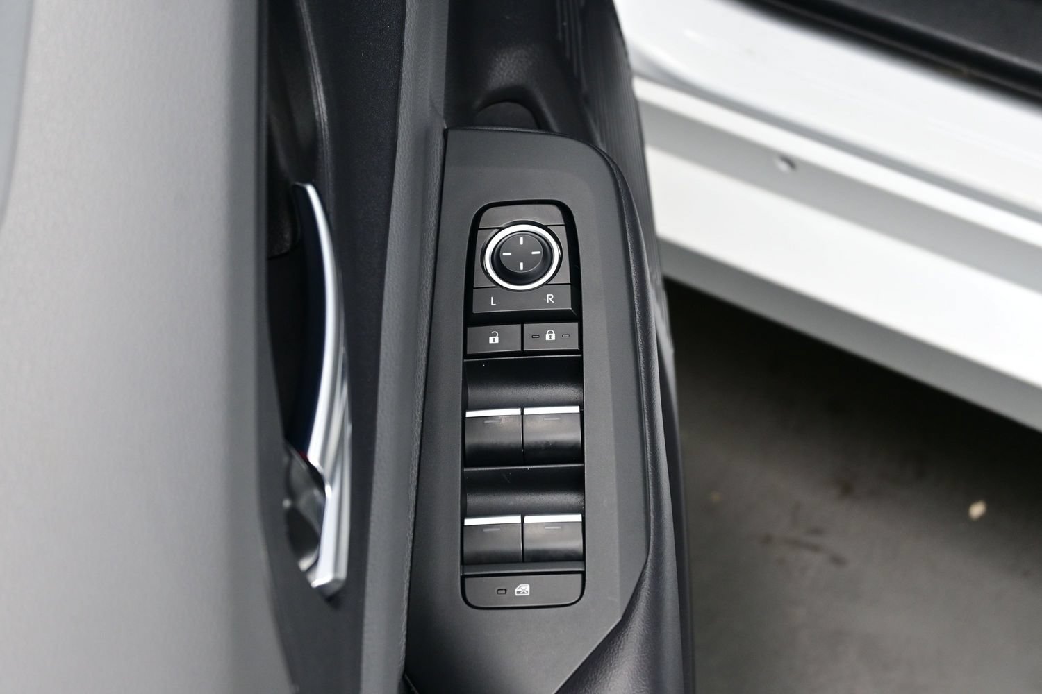 Used 2024 Toyota Prius XLE AWD/4WD image 10