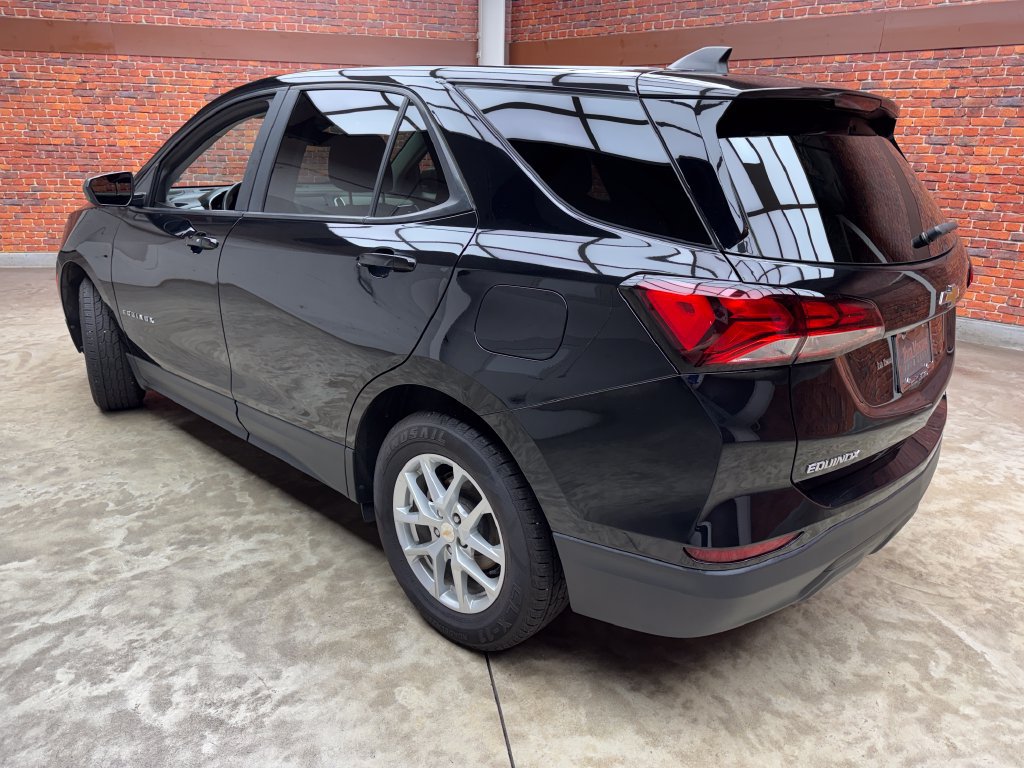 Used 2023 Chevrolet Equinox LS w/ LS Convenience Package FWD image 2