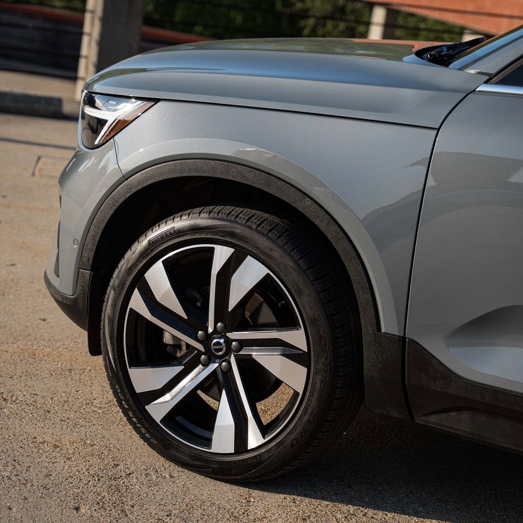 Certified 2023 Volvo XC40 B5 Plus w/ Driver Assist Package AWD/4WD image 3