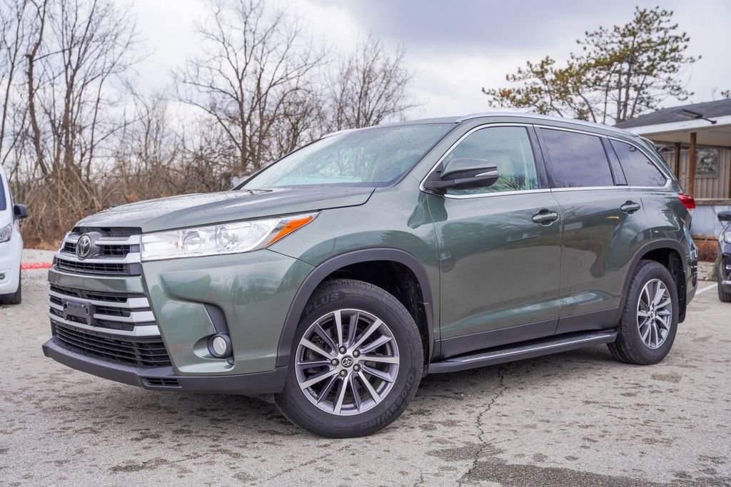 Used 2019 Toyota Highlander XLE w/ Carpet Mat Package (TMS) AWD/4WD image 2