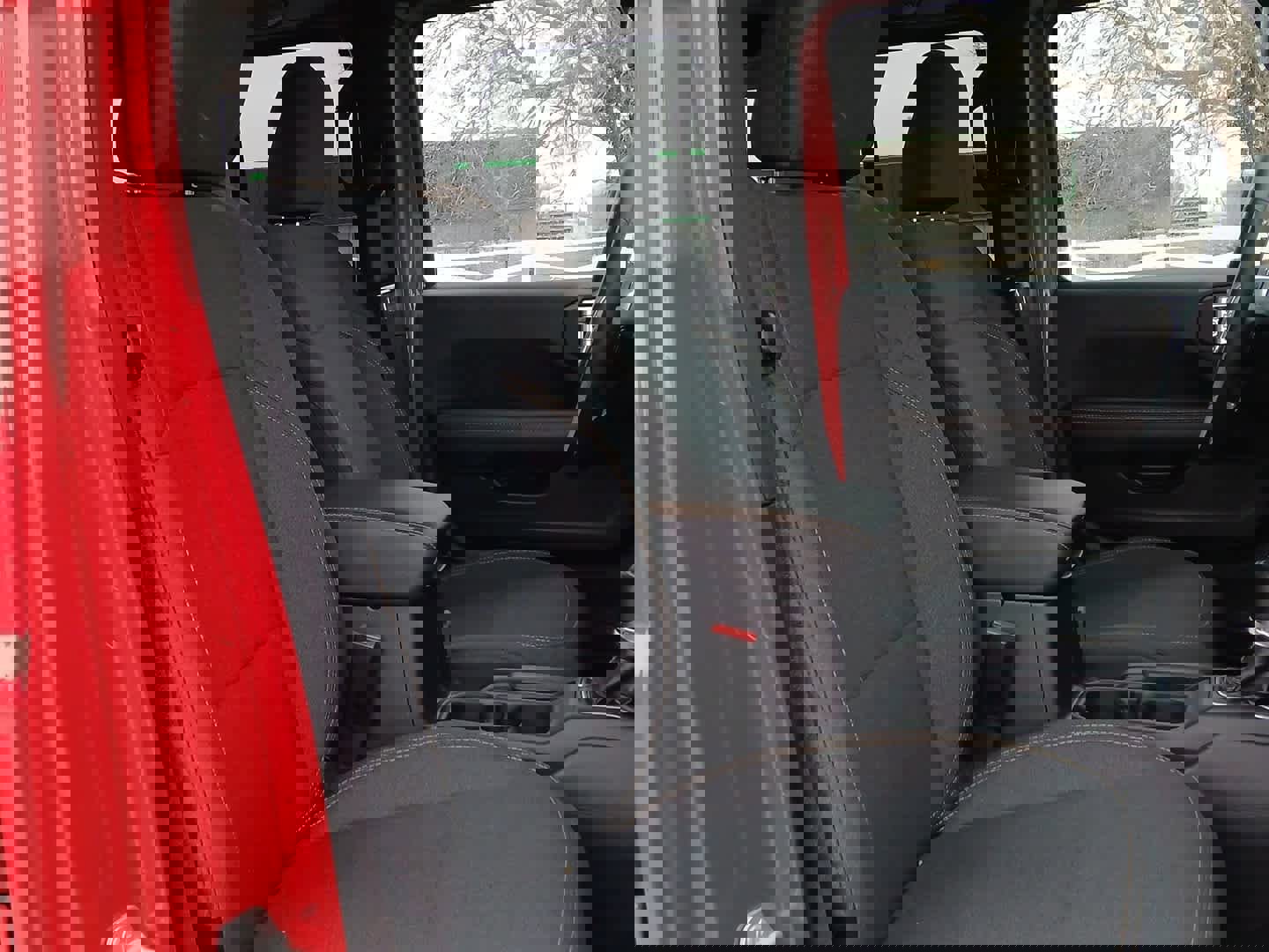 Used 2025 Jeep Wrangler Sahara image 46