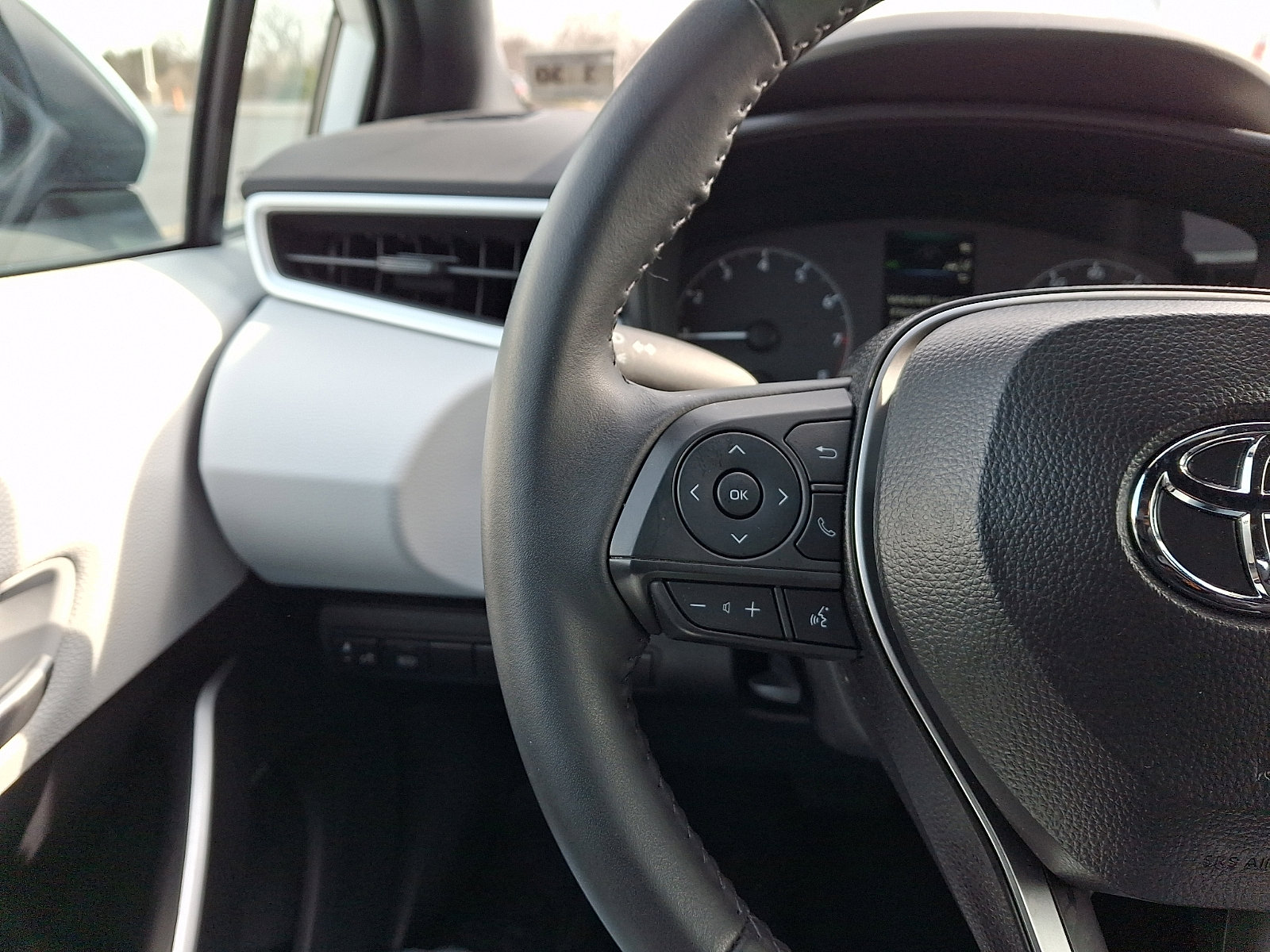 Used 2025 Toyota Corolla SE w/ Convenience Package image 19