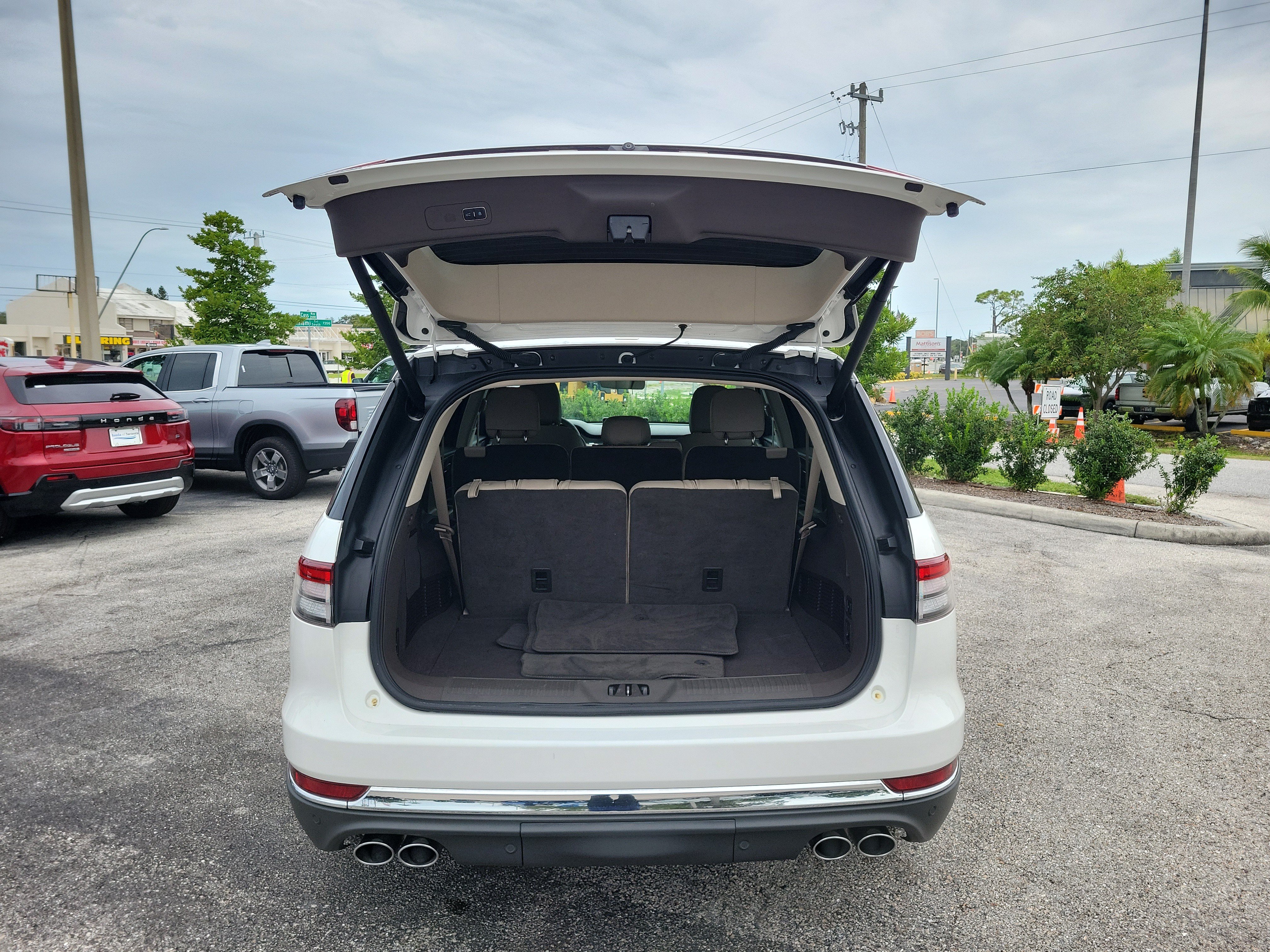 Used 2023 Lincoln Aviator AWD w/ Class IV Trailer Tow Package image 8