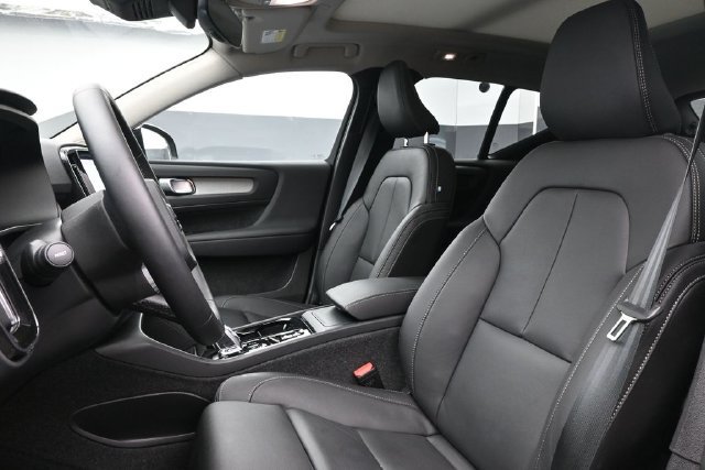 Used 2025 Volvo XC40 B5 Plus AWD/4WD image 10