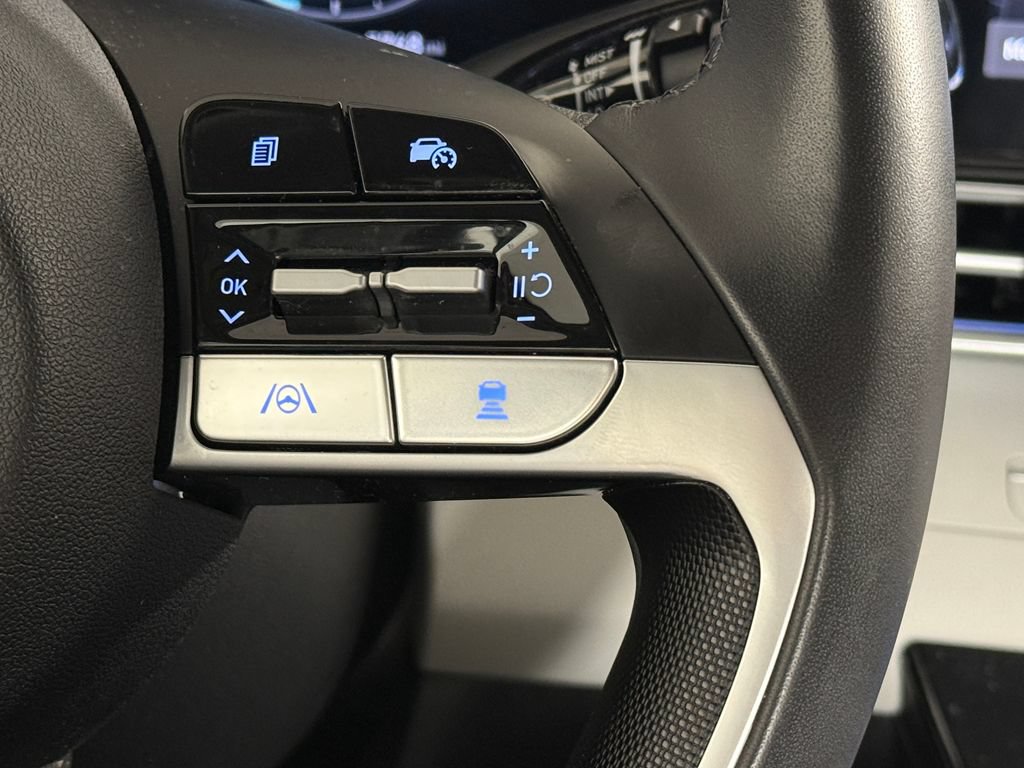 Certified 2025 Hyundai Elantra Limited FWD image 43