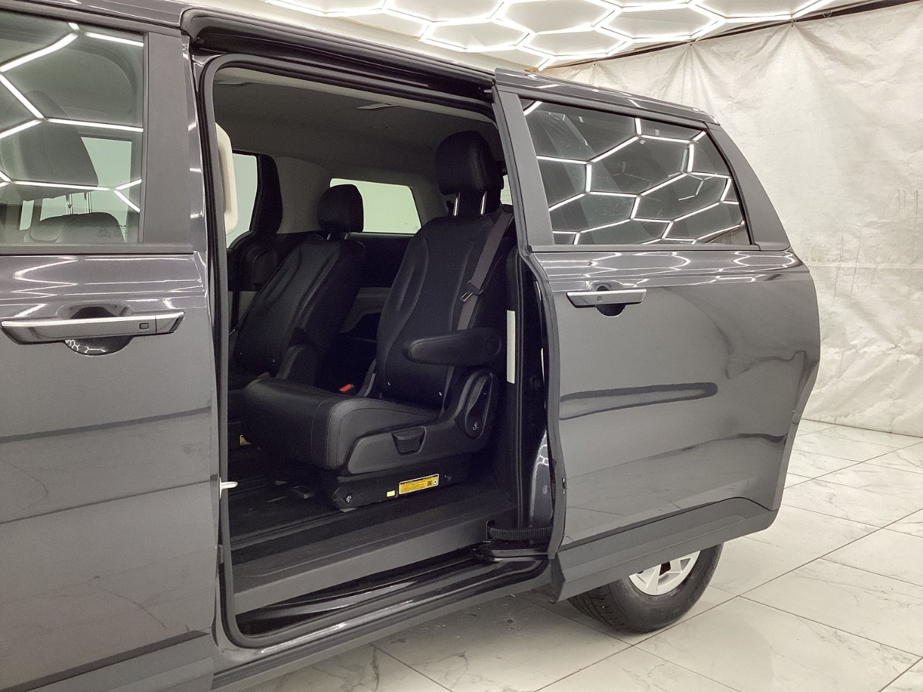 Used 2024 Kia Carnival LX FWD image 24