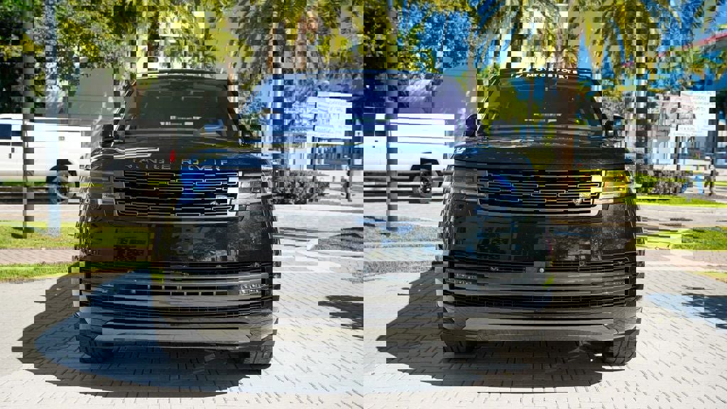 Used 2023 Land Rover Range Rover Long Wheelbase Autobiography image 2