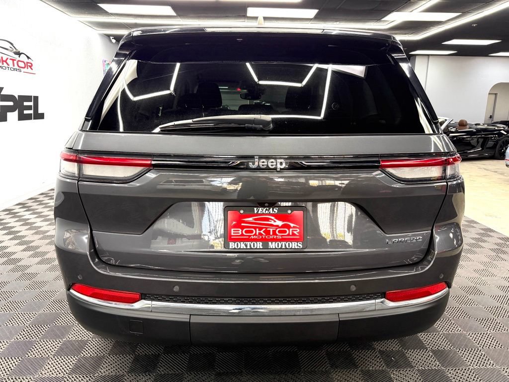 Used 2022 Jeep Grand Cherokee Laredo w/ Luxury Tech Group I RWD image 12