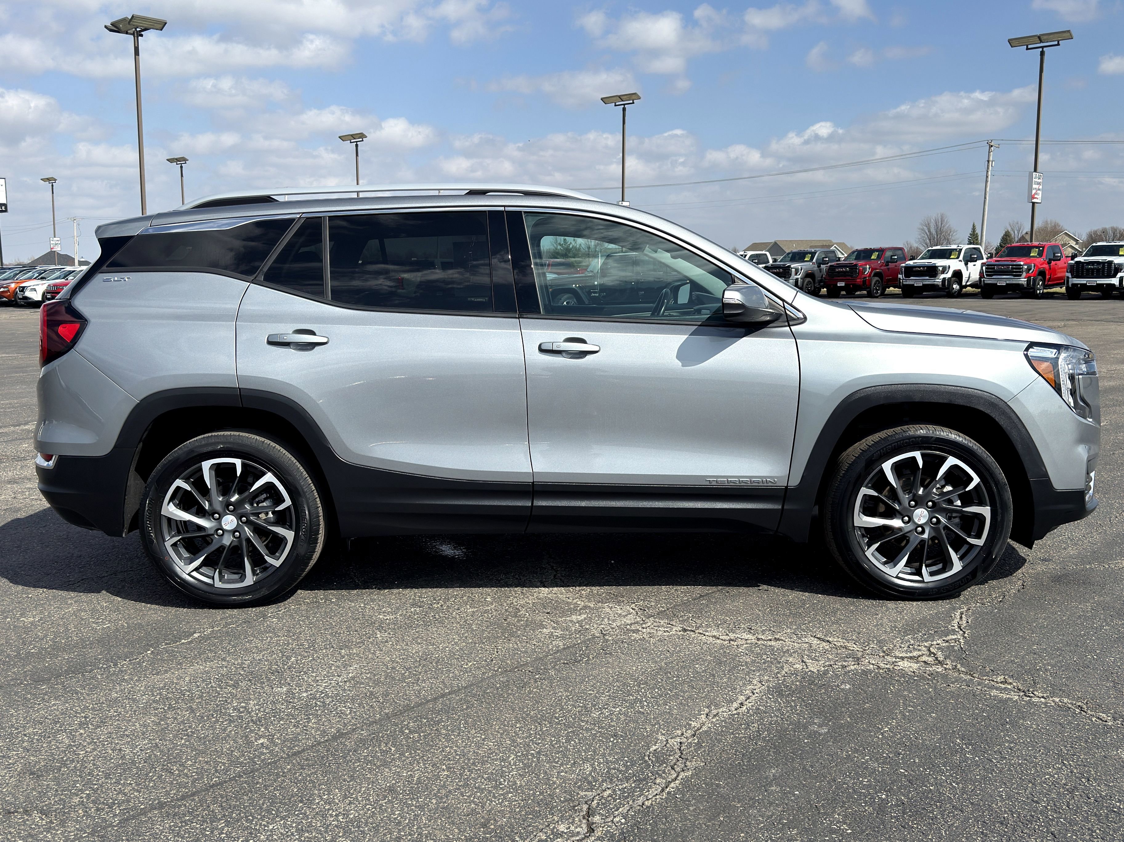 Used 2024 GMC Terrain SLT w/ Infotainment Package II image 2