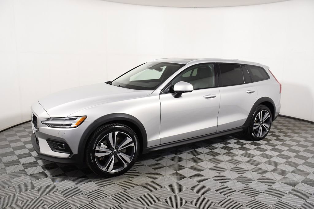 Used 2025 Volvo V60 B5 Cross Country Plus AWD/4WD image 2