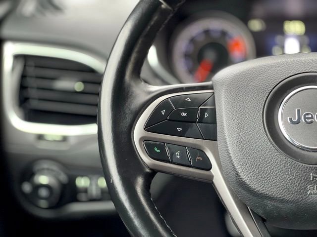 Used 2019 Jeep Cherokee Limited FWD image 32