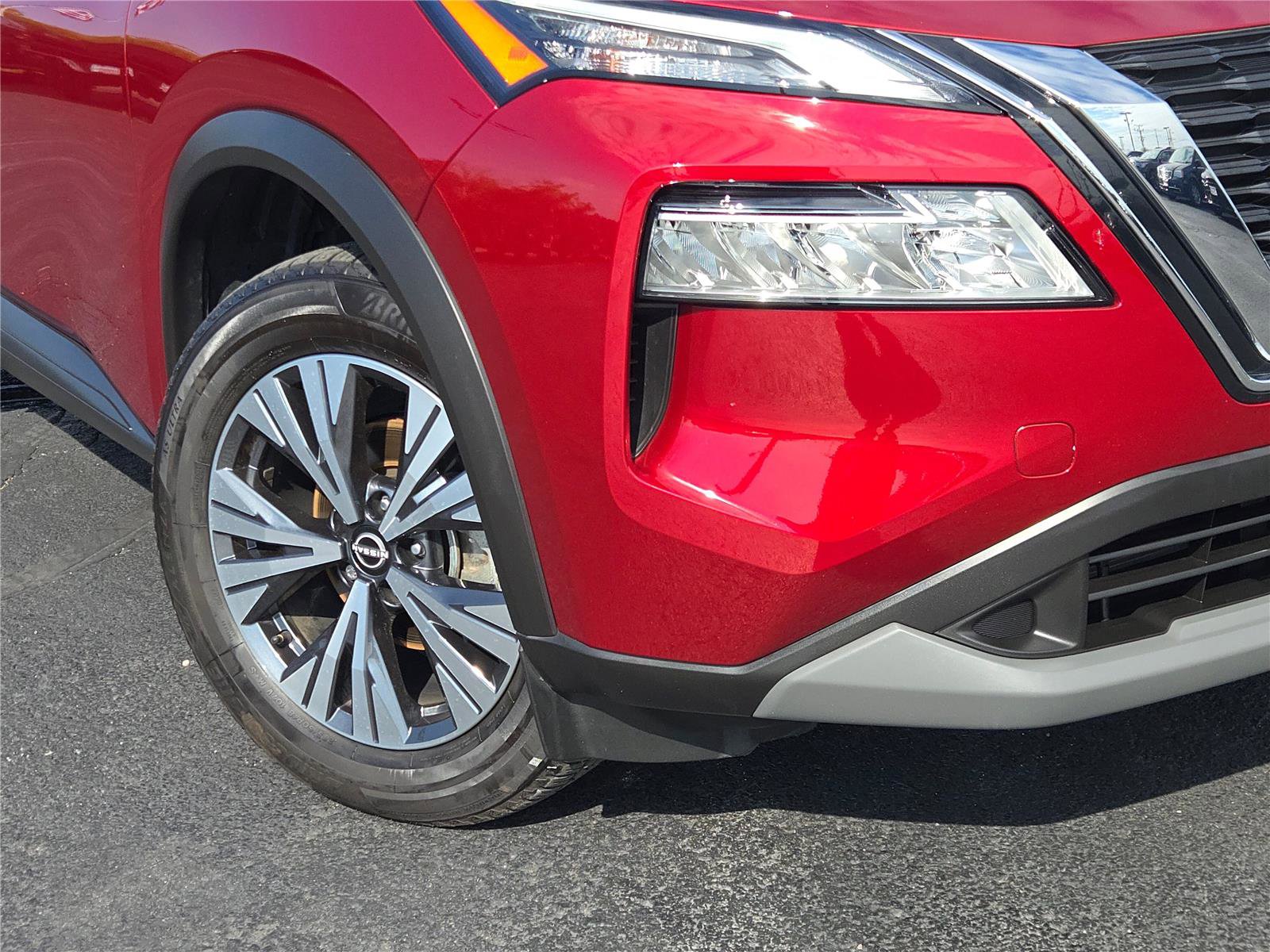 Used 2023 Nissan Rogue SV image 3