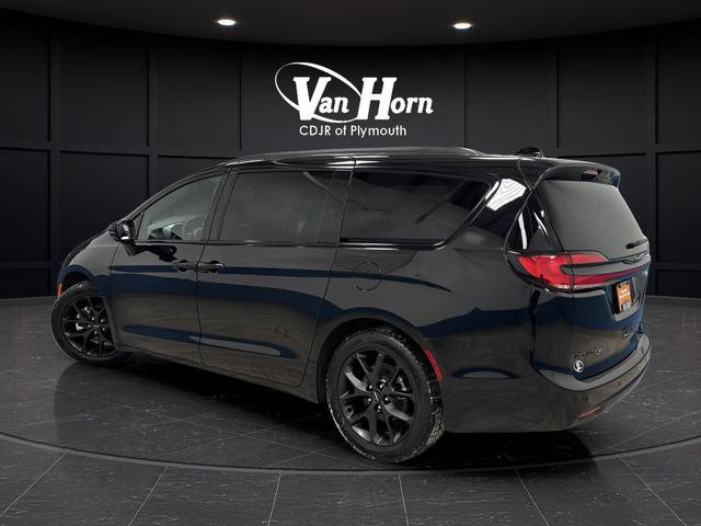 Certified 2025 Chrysler Pacifica Limited image 3