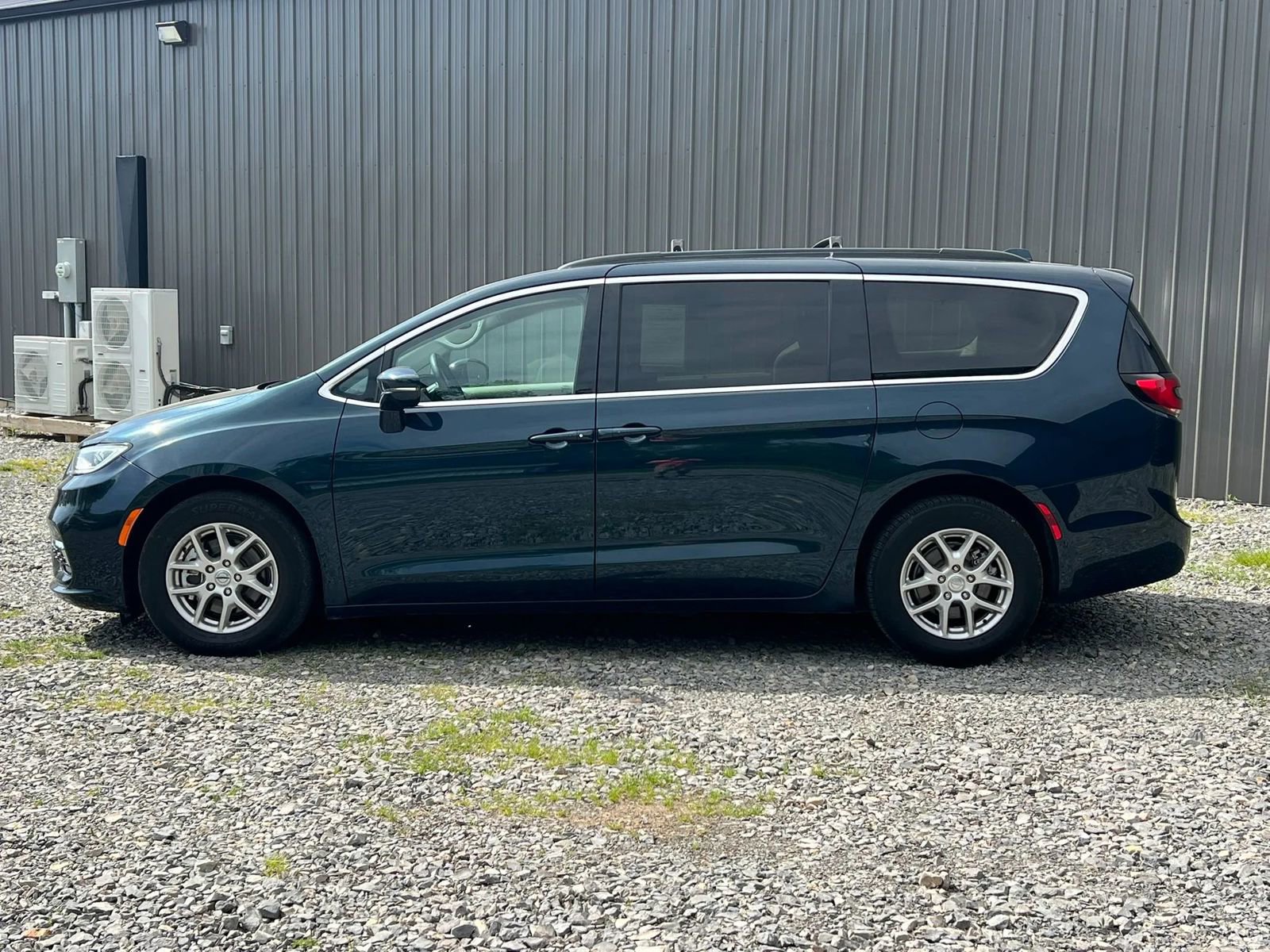 Used 2022 Chrysler Pacifica Touring-L FWD image 2