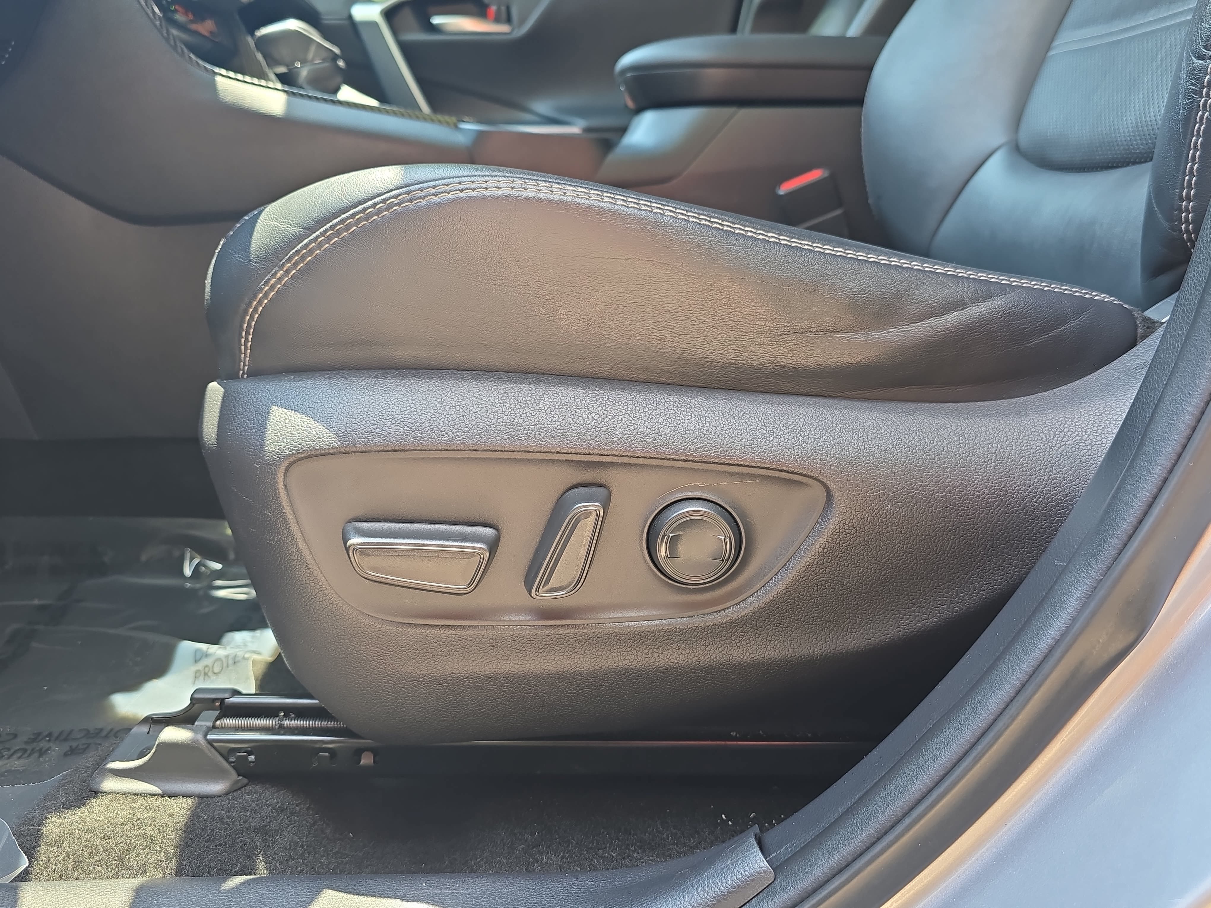 Used 2019 Toyota RAV4 Limited w/ Cold Weather Package FWD image 28