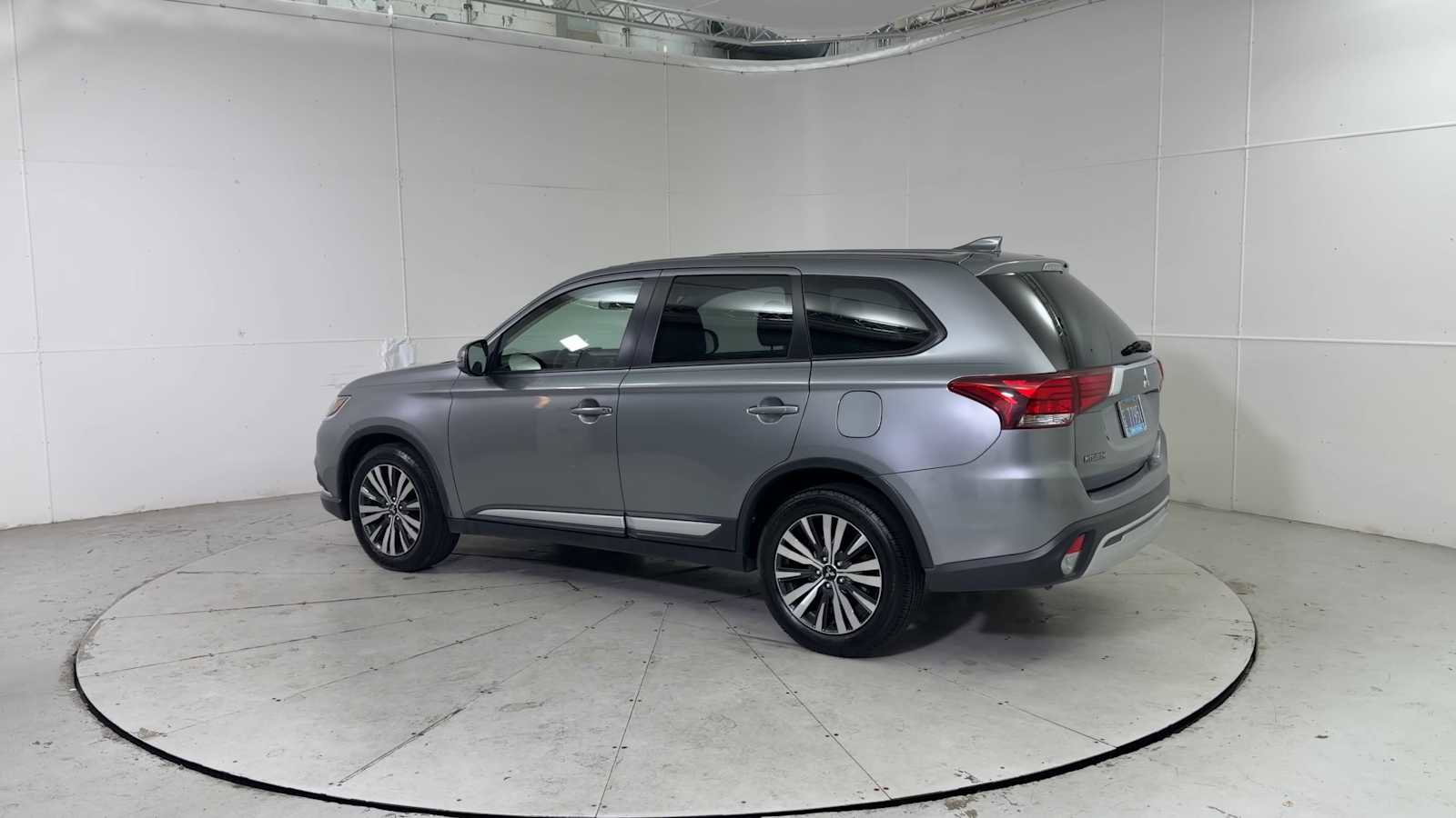 Used 2019 Mitsubishi Outlander SE image 4