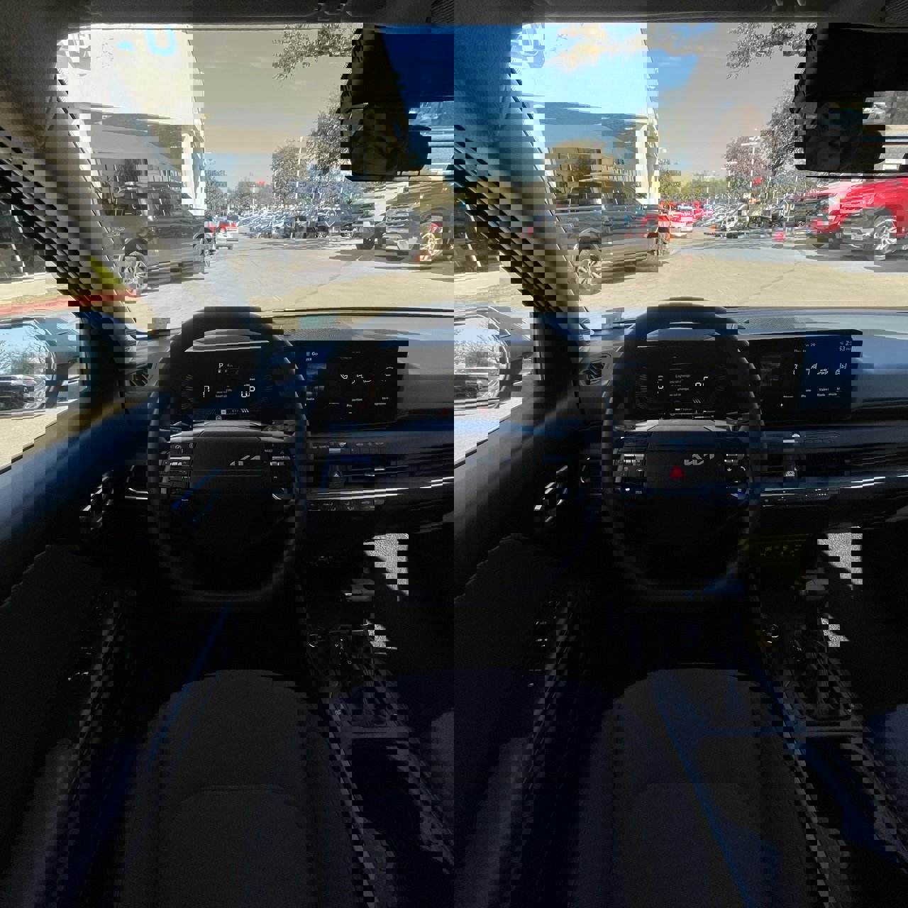 Used 2025 Kia K4 LXS image 11