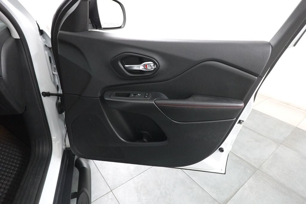Used 2022 Jeep Cherokee Trailhawk AWD/4WD image 29