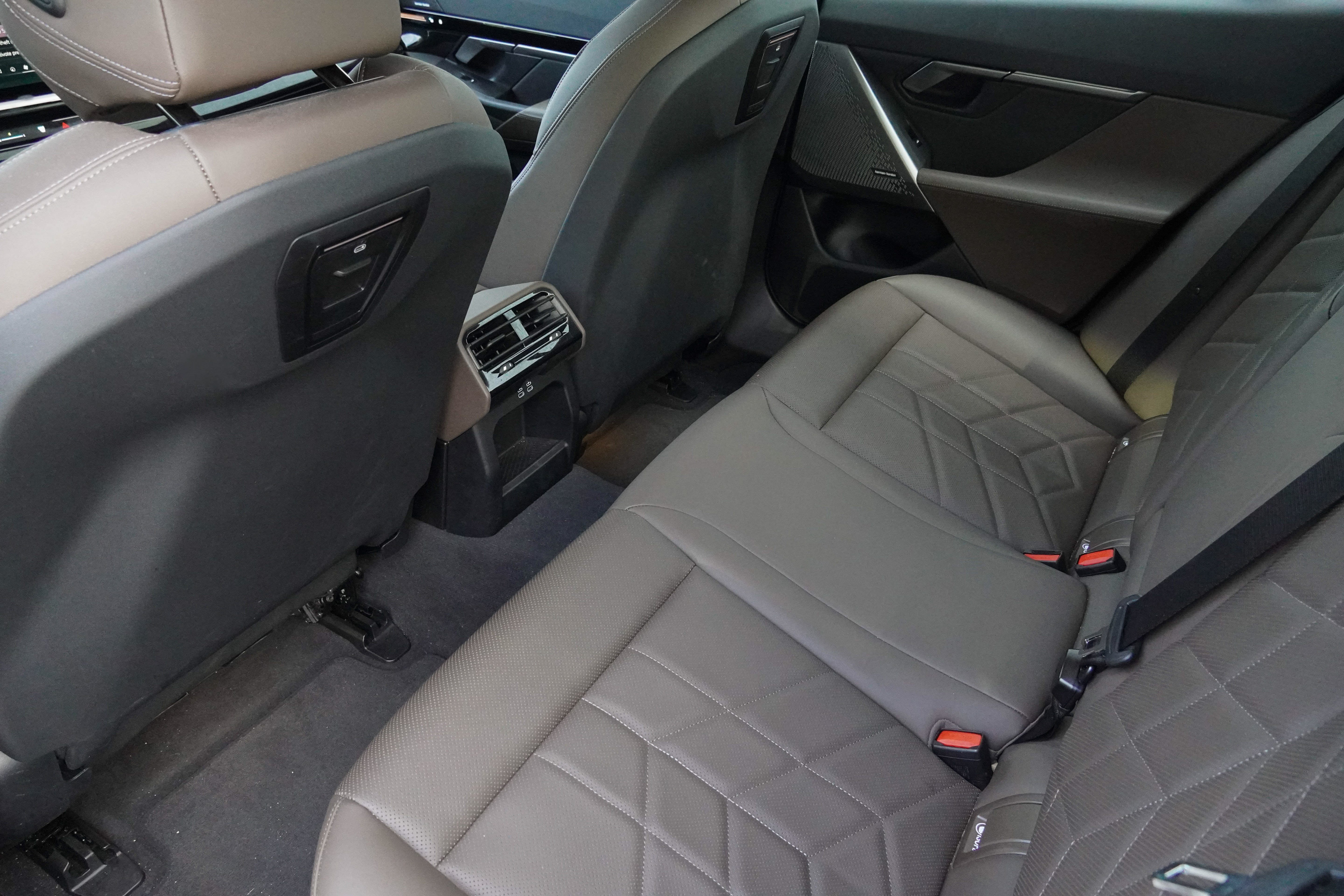 Certified 2024 BMW 530i xDrive w/ Convenience Package AWD/4WD image 32