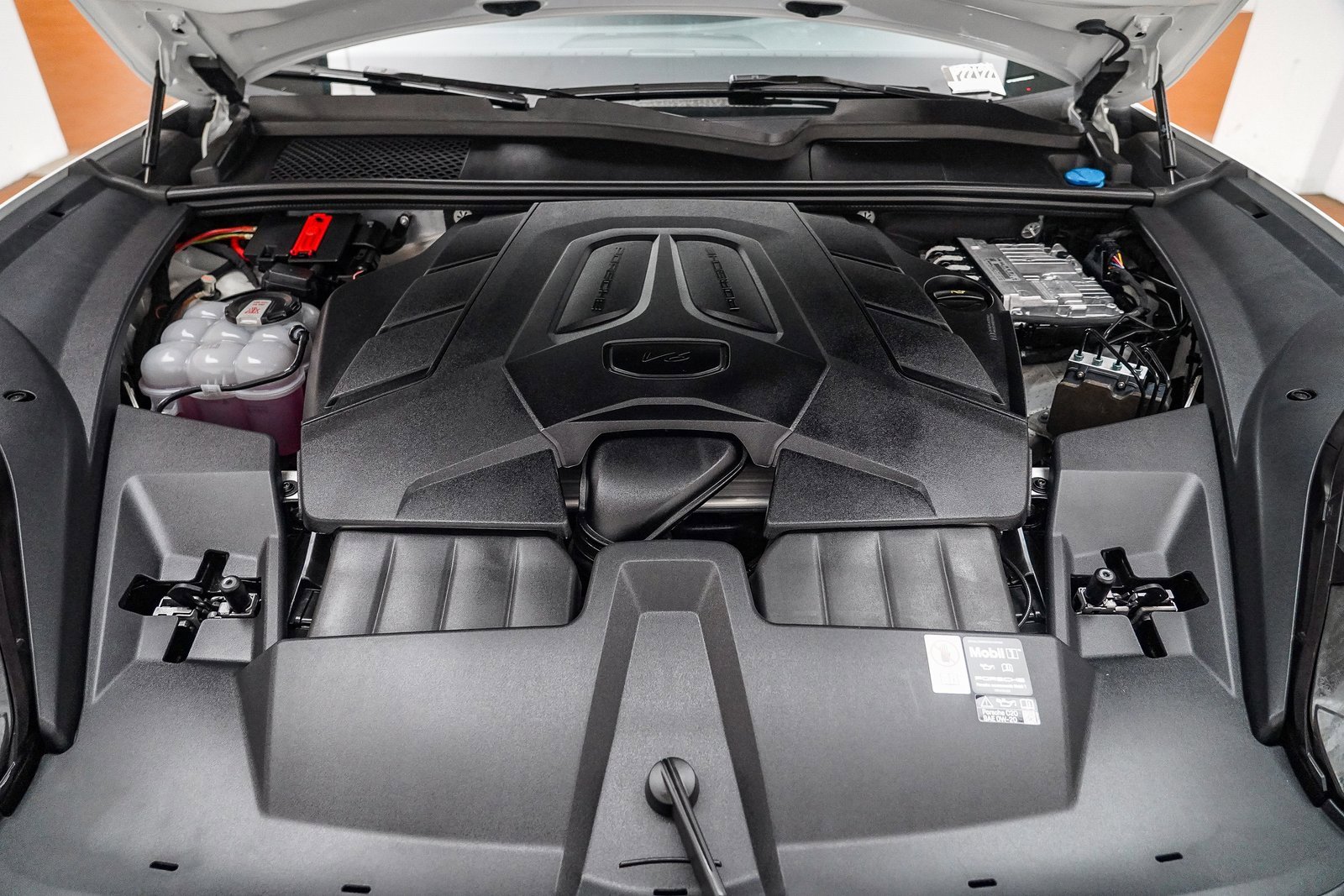 Used 2025 Porsche Cayenne image 32