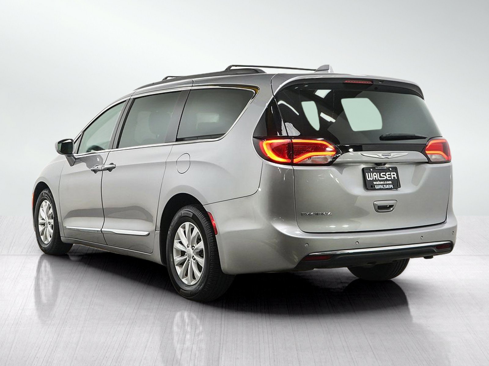 Used 2017 Chrysler Pacifica Touring-L FWD image 3
