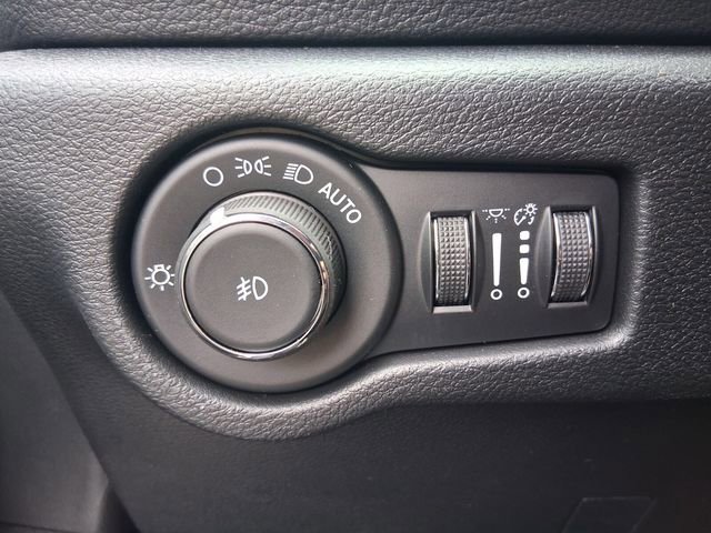 Used 2026 Chrysler Pacifica Select image 8