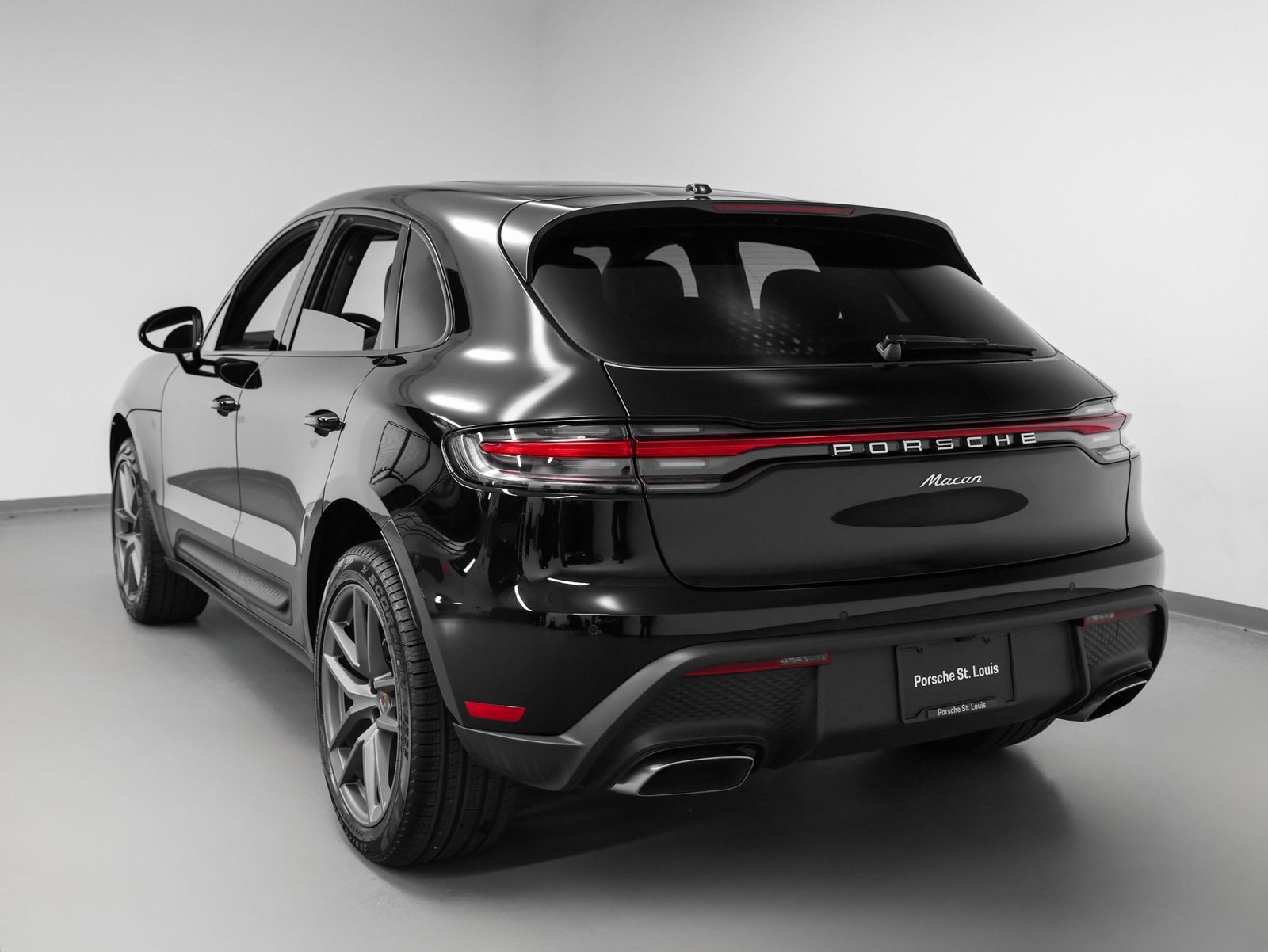 Used 2025 Porsche Macan image 3